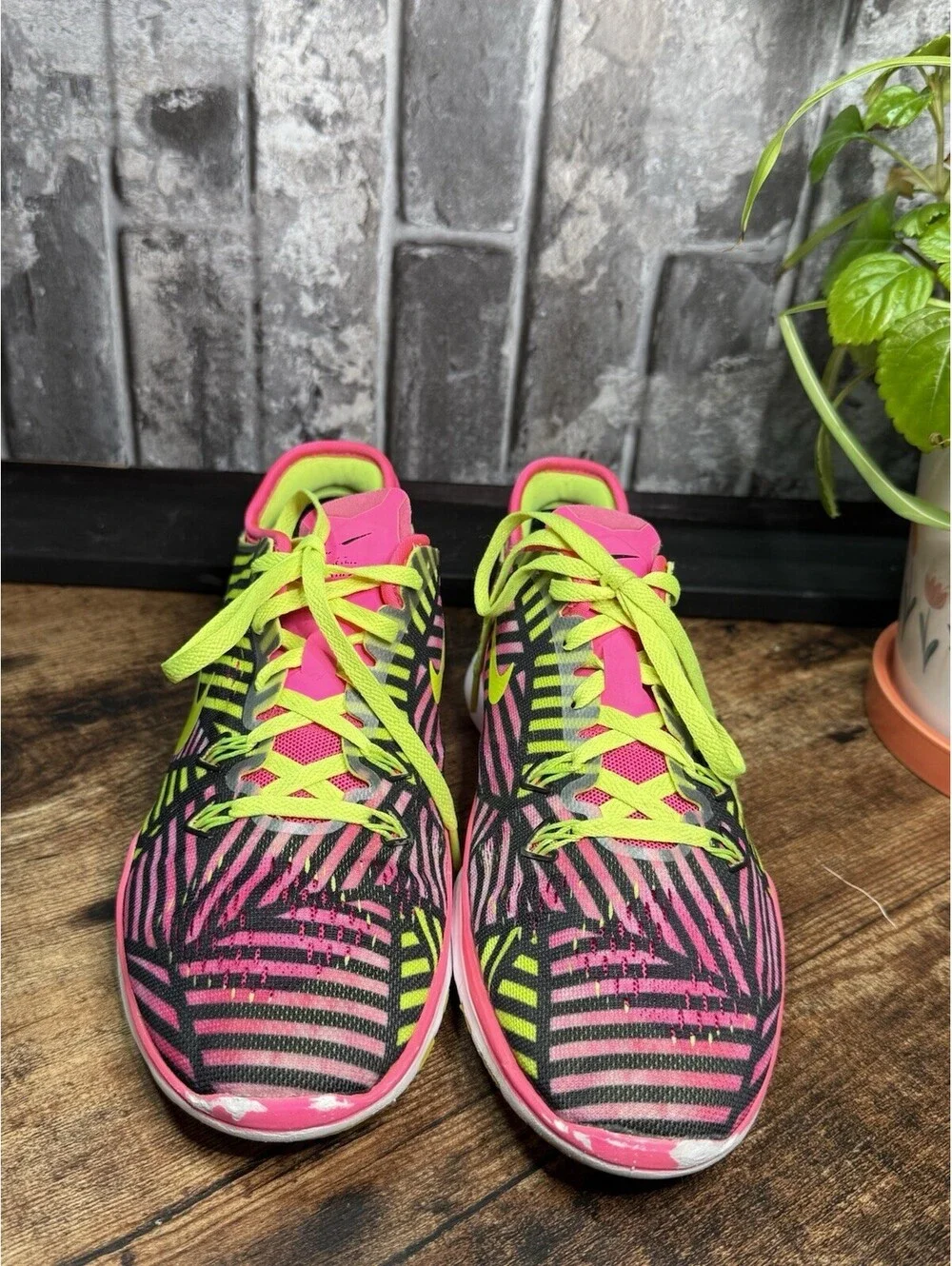 Nike Free TR 5 Print Women’s Pink/Black/Volt Low Top Lace-Up Logo Sneaker